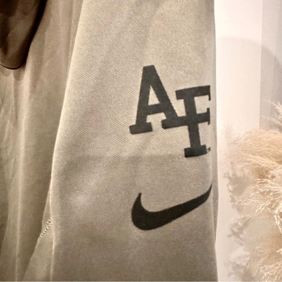 Men's Nike Green Air Force Falcons Red Tails Therma Pullover Hoodie - Picture 5 of 6